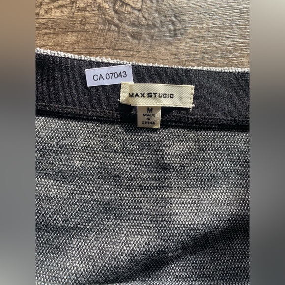 Max Studio Medium Skirt Tweed like Black and White stretch sliming - Picture 2 of 3